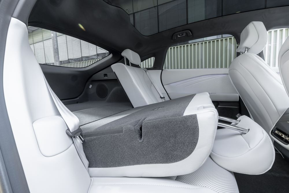 La berline fastback électrique Xpeng P7 plus affiche une capacité de recharge ultra-rapide