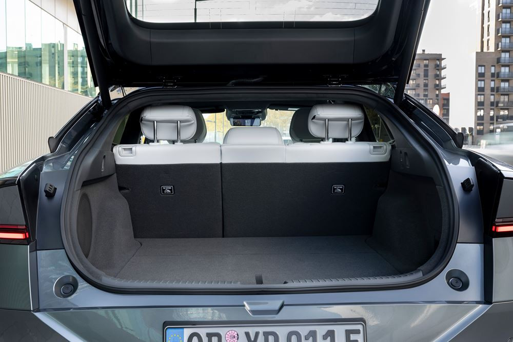 La berline fastback électrique Xpeng P7 plus affiche une capacité de recharge ultra-rapide