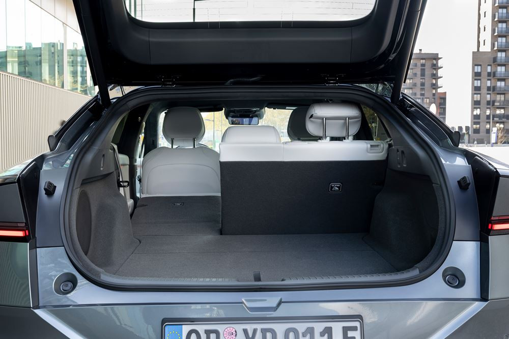 La berline fastback électrique Xpeng P7 plus affiche une capacité de recharge ultra-rapide