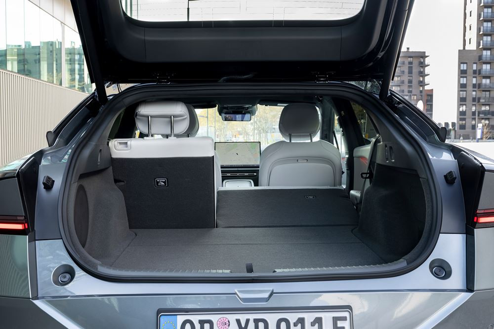 La berline fastback électrique Xpeng P7 plus affiche une capacité de recharge ultra-rapide