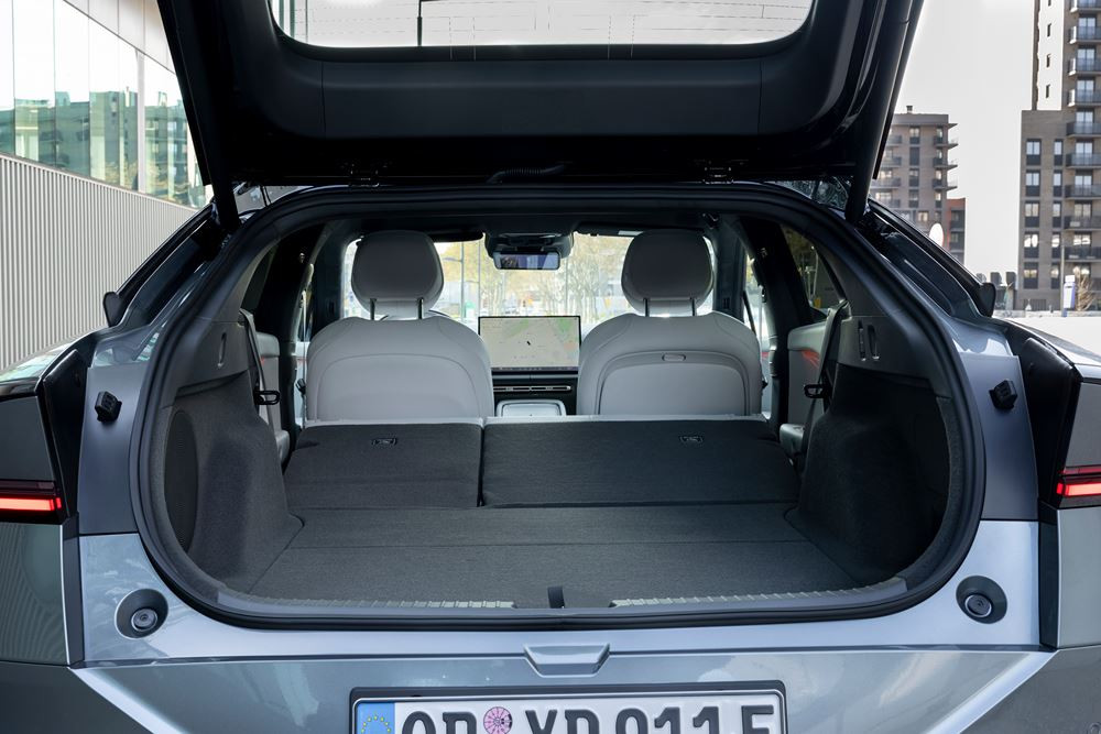 La berline fastback électrique Xpeng P7 plus affiche une capacité de recharge ultra-rapide