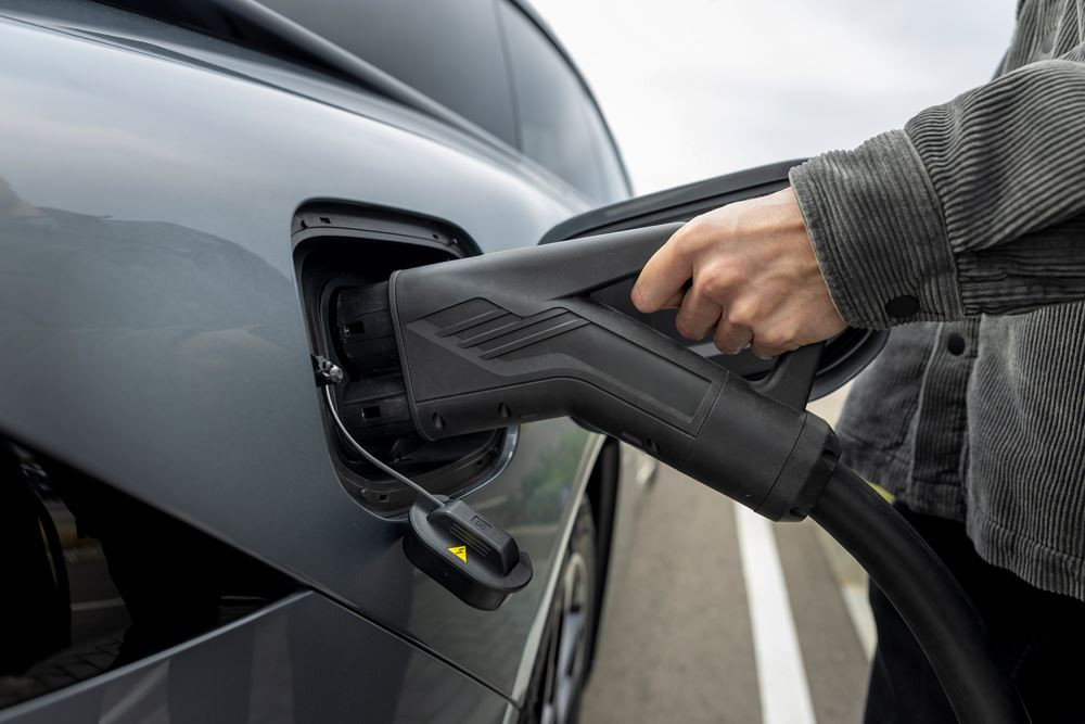 La berline fastback électrique Xpeng P7 plus affiche une capacité de recharge ultra-rapide