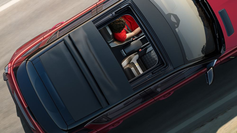 La Renault 4 E-Tech Electric Plein Sud dispose d'un toit ouvrant en toile