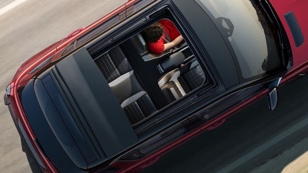La Renault 4 E-Tech Electric Plein Sud dispose d'un toit ouvrant en toile