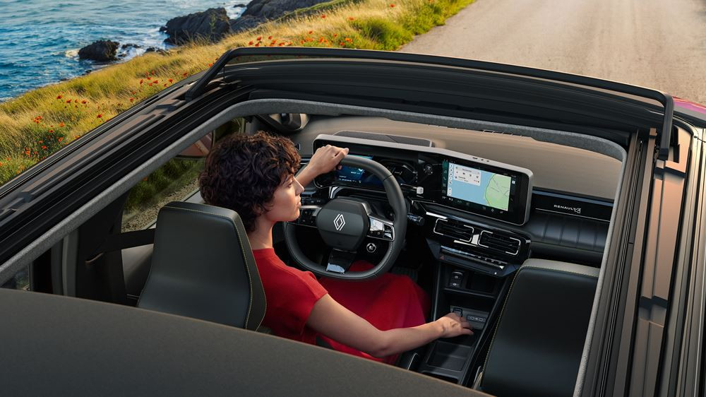 La Renault 4 E-Tech Electric Plein Sud dispose d'un toit ouvrant en toile