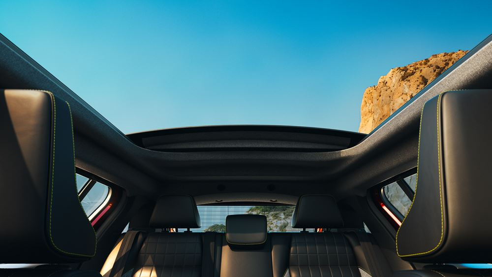 La Renault 4 E-Tech Electric Plein Sud dispose d'un toit ouvrant en toile