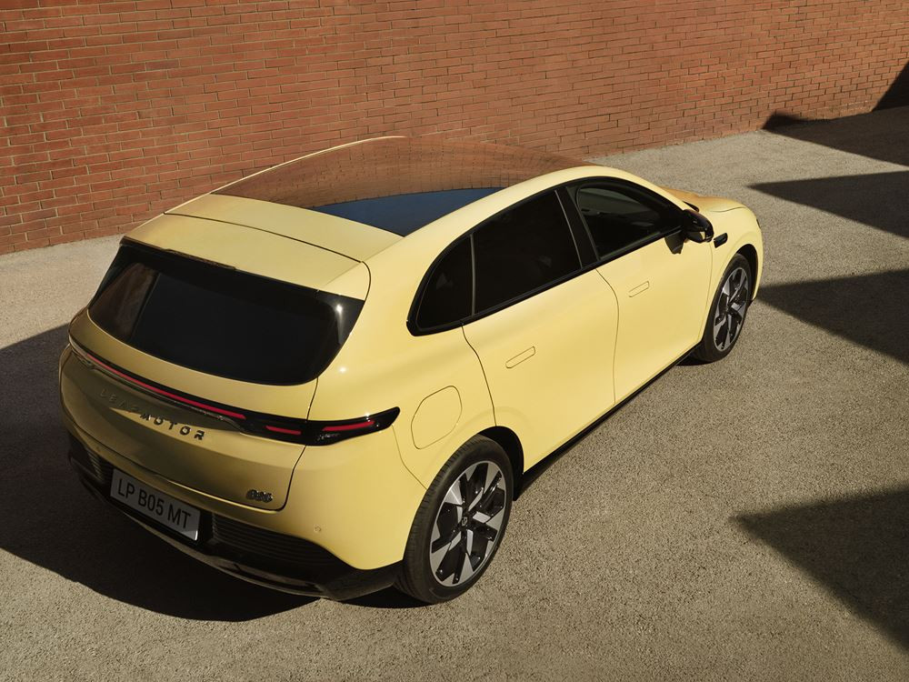 La berline compacte électrique Leapmotor B05 affiche un style dynamique
