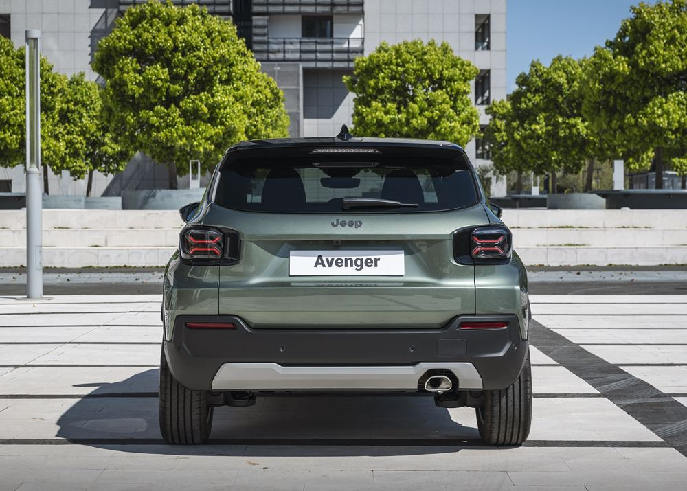 La Jeep Avenger revisitée affiche une calandre à sept fentes rétroéclairée