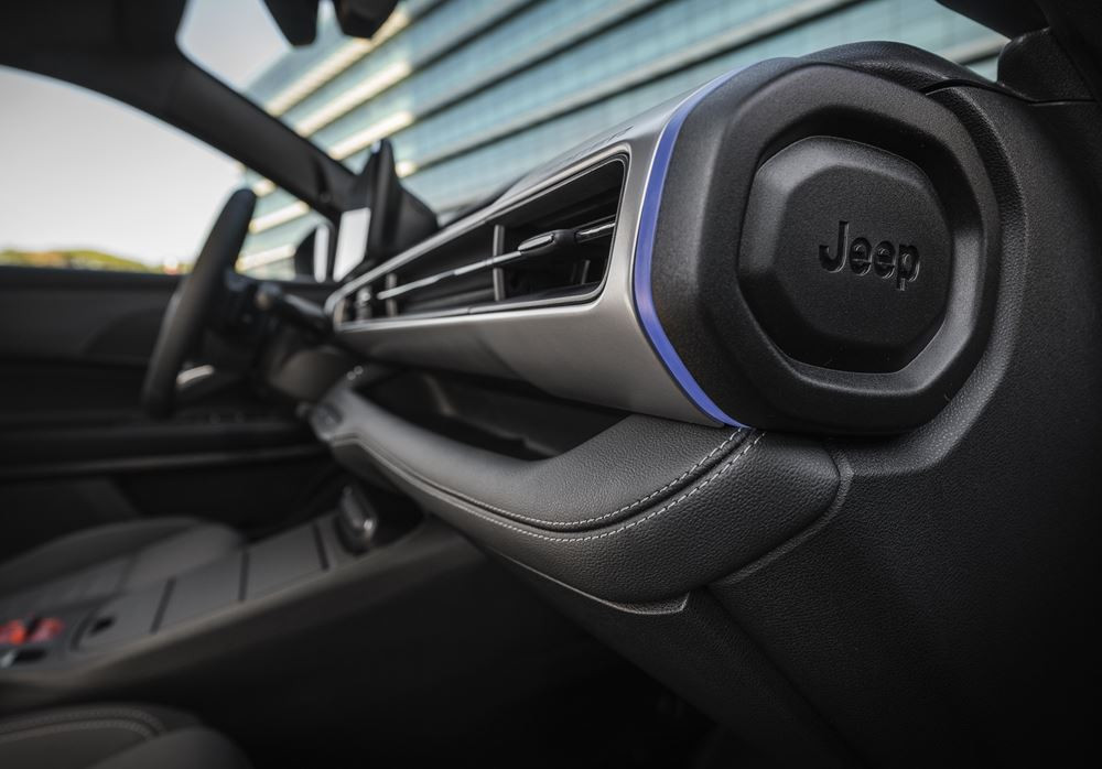 La Jeep Avenger revisitée affiche une calandre à sept fentes rétroéclairée