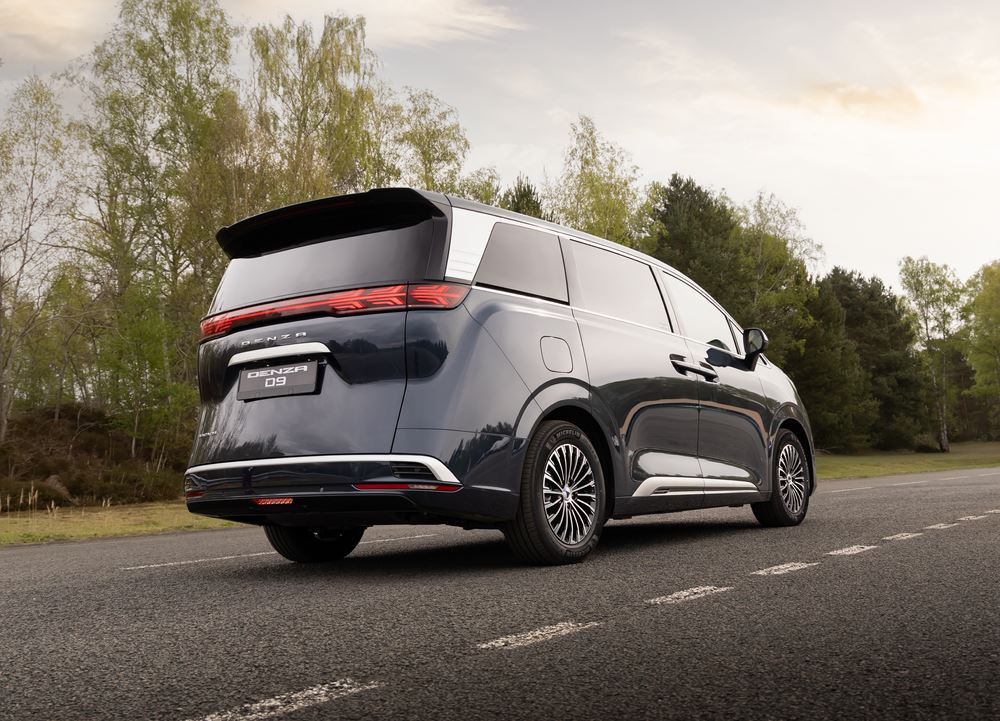 Le monospace sept places hybride rechargeable Denza D9 DM-i offre 210 km d'autonomie en mode électrique