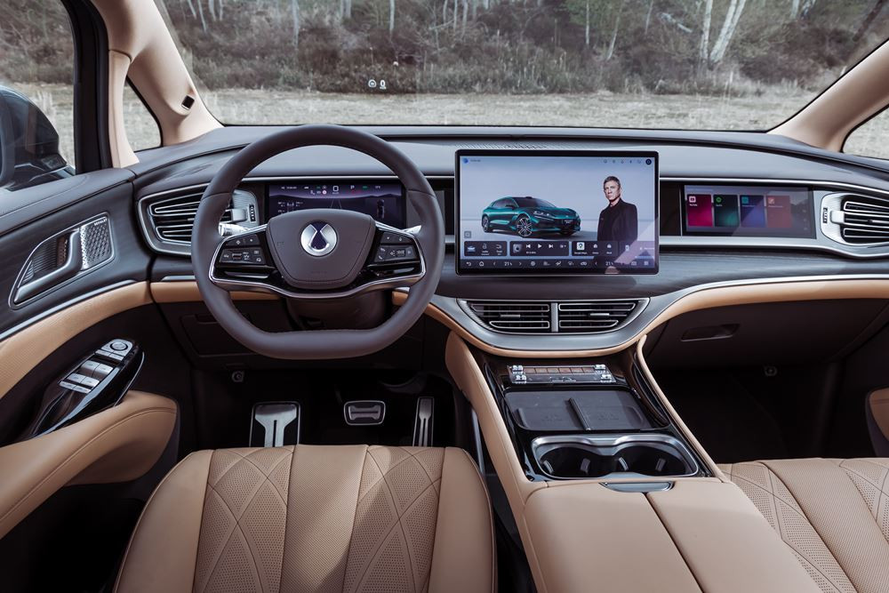 Le monospace sept places hybride rechargeable Denza D9 DM-i offre 210 km d'autonomie en mode électrique