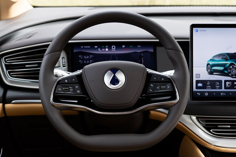 Le monospace sept places hybride rechargeable Denza D9 DM-i offre 210 km d'autonomie en mode électrique