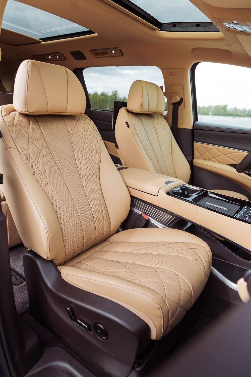 Le monospace sept places hybride rechargeable Denza D9 DM-i offre 210 km d'autonomie en mode électrique