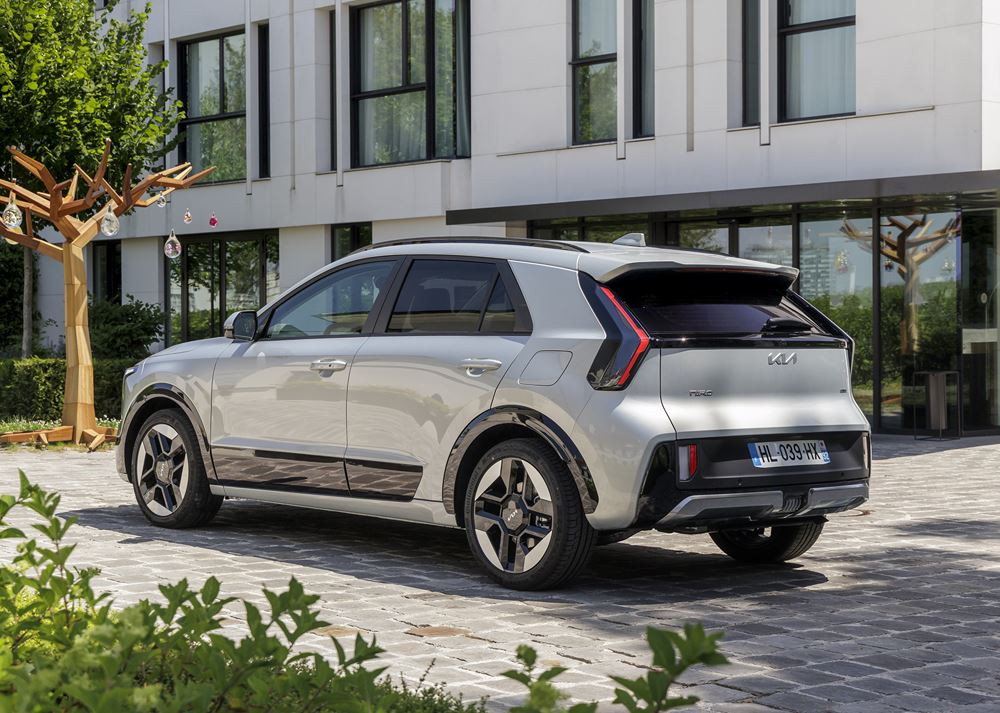 Le Kia Niro hybride doté d'une signature lumineuse verticale en approche