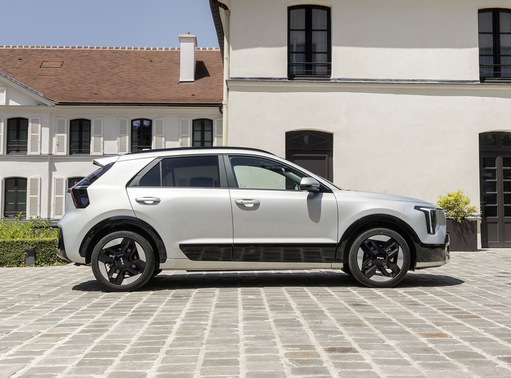 Le Kia Niro hybride doté d'une signature lumineuse verticale en approche