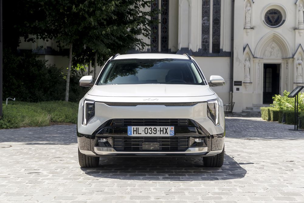 Le Kia Niro hybride doté d'une signature lumineuse verticale en approche