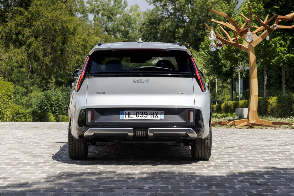 Le Kia Niro hybride doté d'une signature lumineuse verticale en approche