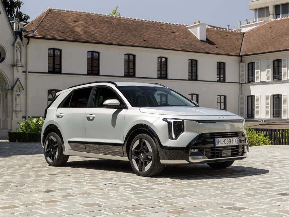 Le Kia Niro hybride doté d'une signature lumineuse verticale en approche