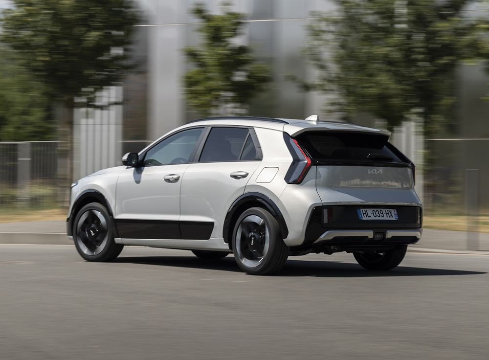 Le Kia Niro hybride doté d'une signature lumineuse verticale en approche