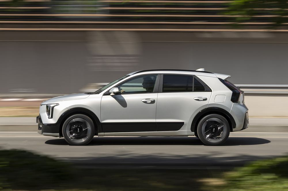 Le Kia Niro hybride doté d'une signature lumineuse verticale en approche