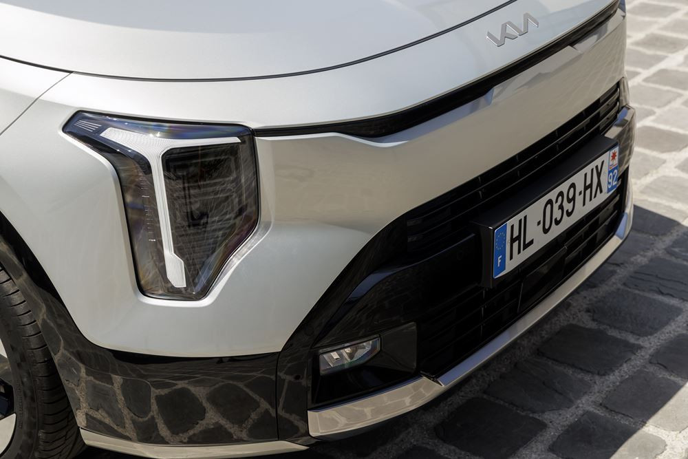 Le Kia Niro hybride doté d'une signature lumineuse verticale en approche