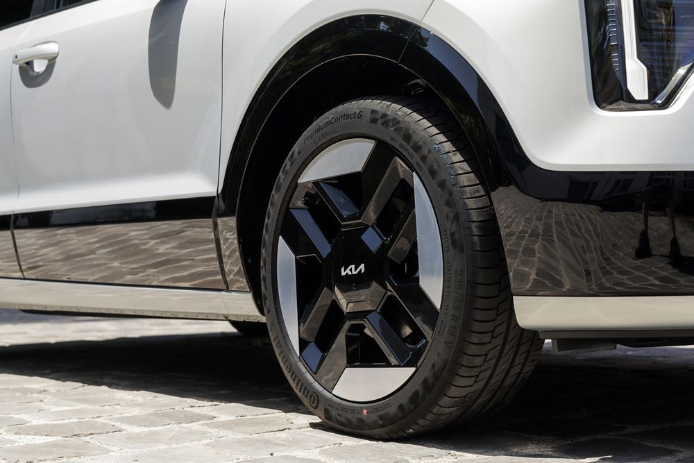 Le Kia Niro hybride doté d'une signature lumineuse verticale en approche