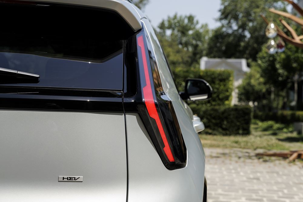 Le Kia Niro hybride doté d'une signature lumineuse verticale en approche