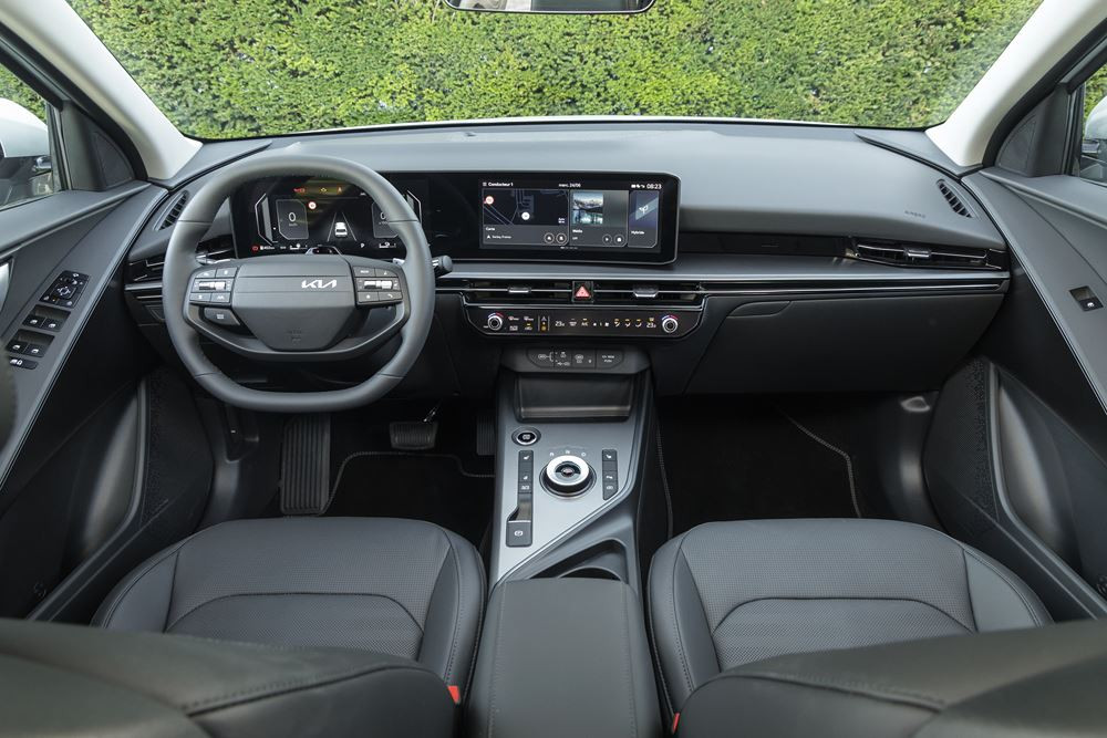 Le Kia Niro hybride doté d'une signature lumineuse verticale en approche