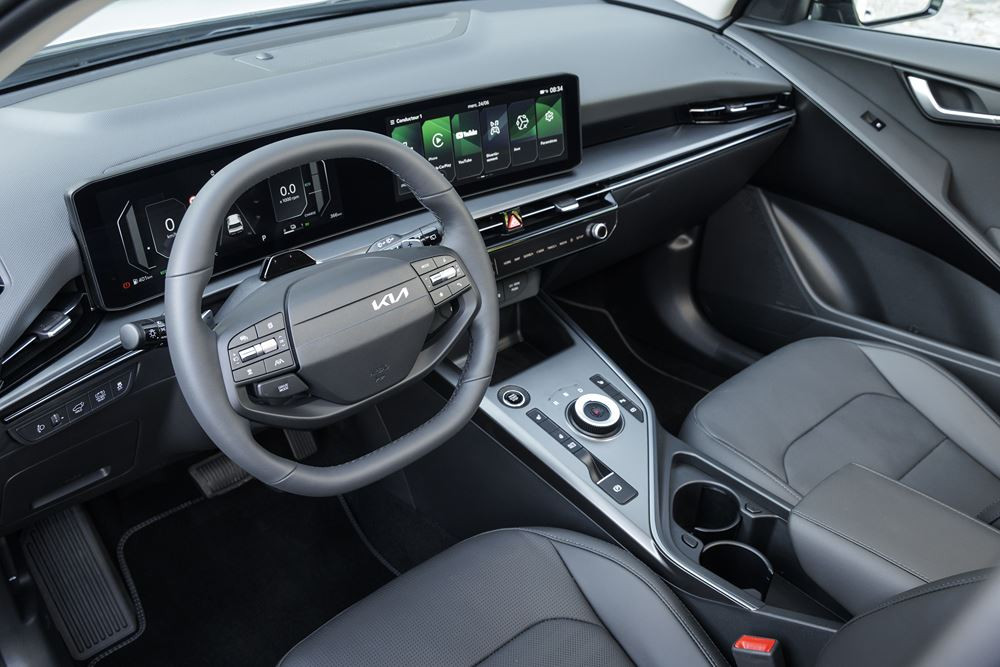 Le Kia Niro hybride doté d'une signature lumineuse verticale en approche