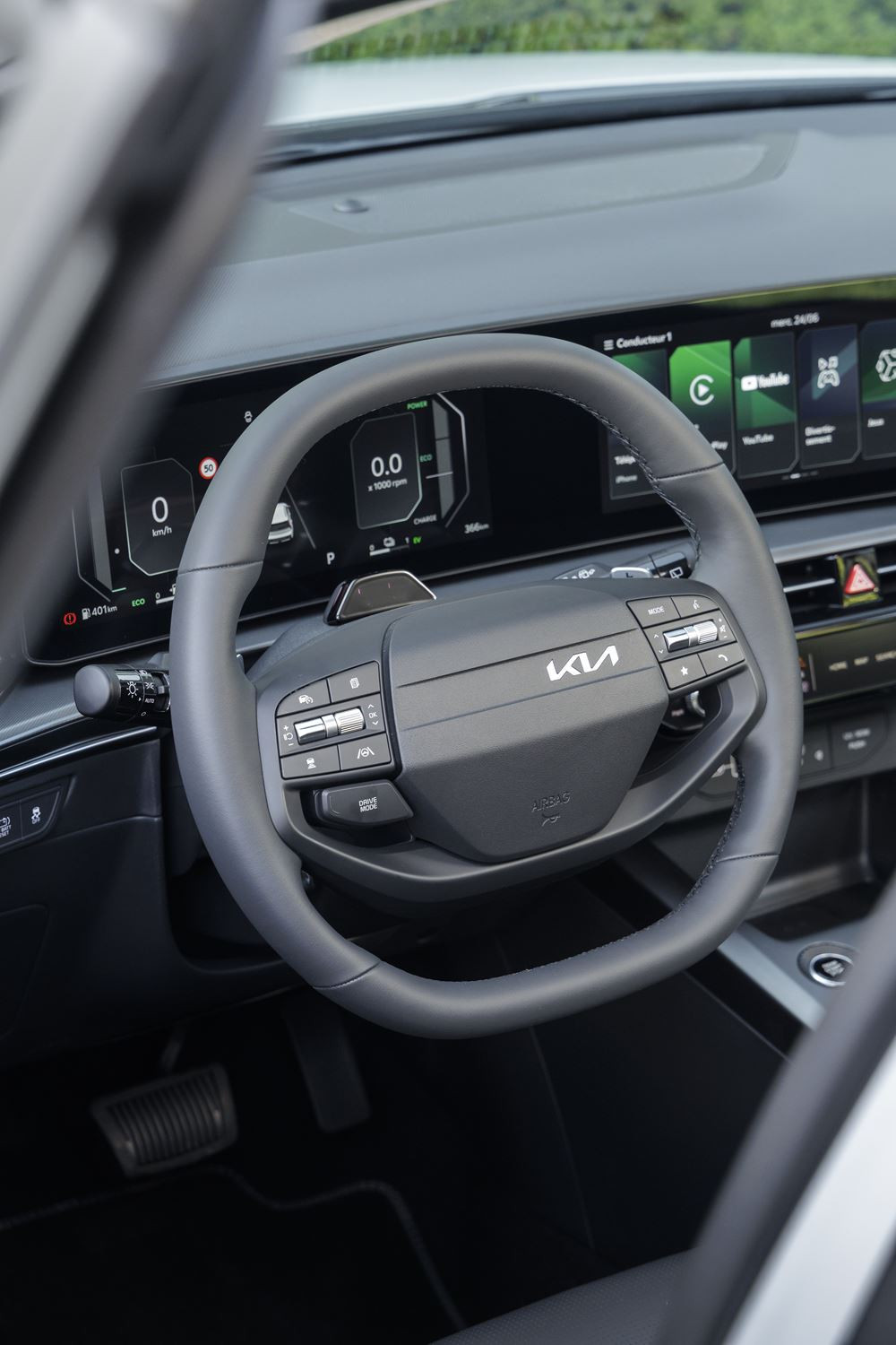 Le Kia Niro hybride doté d'une signature lumineuse verticale en approche