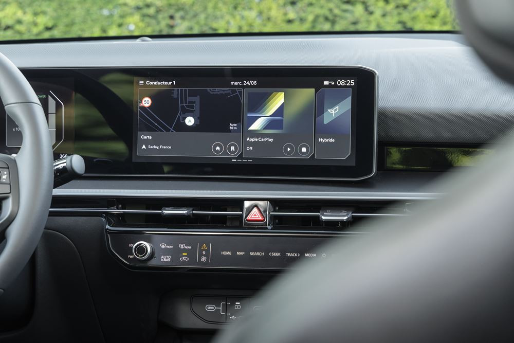 Le Kia Niro hybride doté d'une signature lumineuse verticale en approche