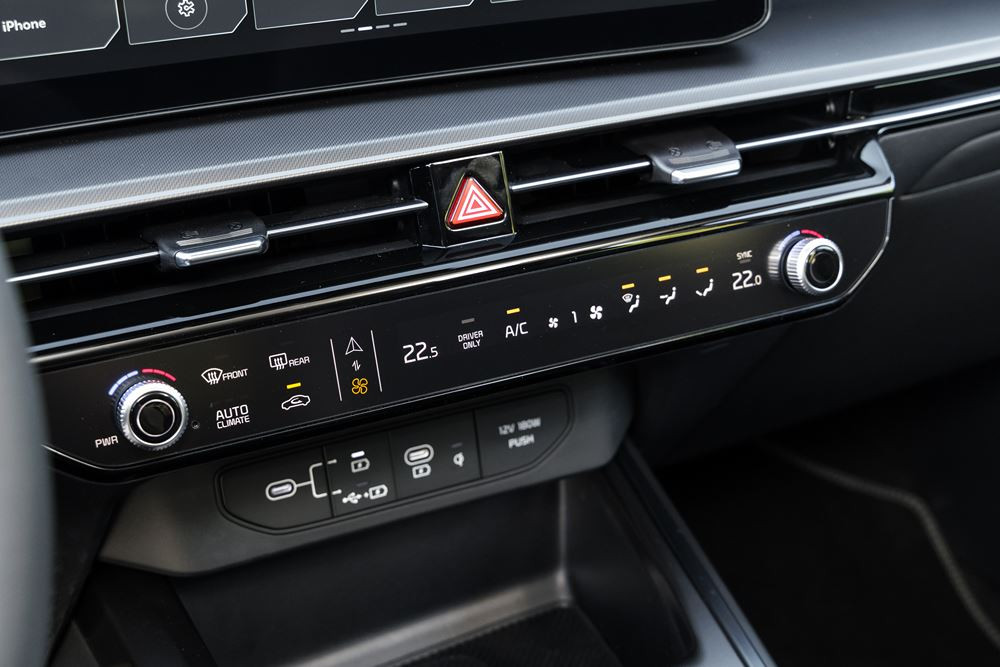 Le Kia Niro hybride doté d'une signature lumineuse verticale en approche