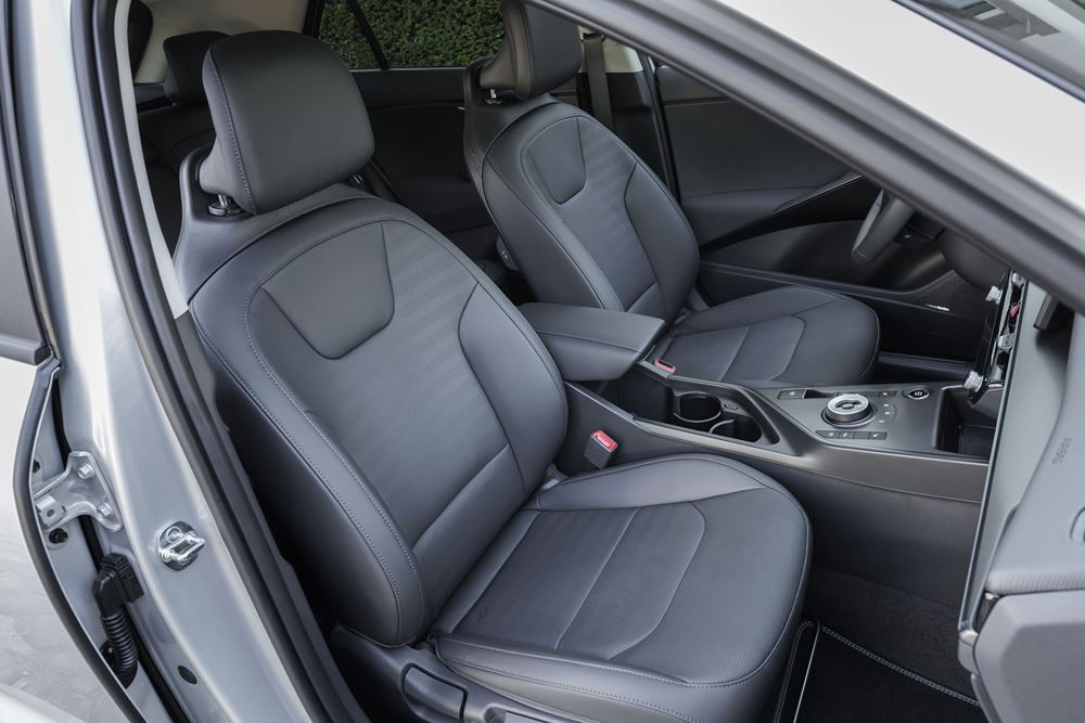 Le Kia Niro hybride doté d'une signature lumineuse verticale en approche