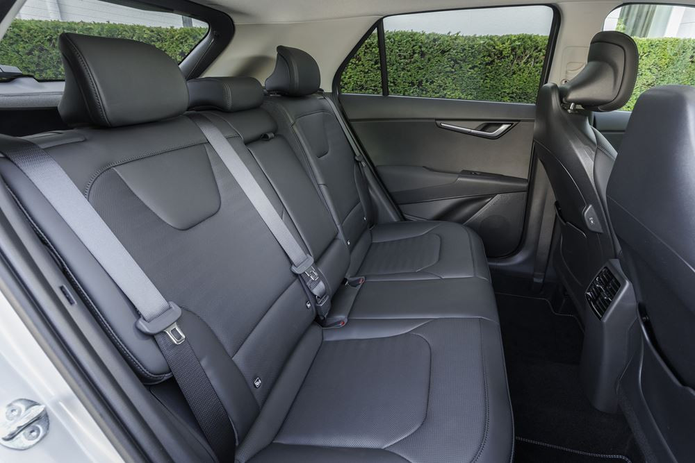 Le Kia Niro hybride doté d'une signature lumineuse verticale en approche