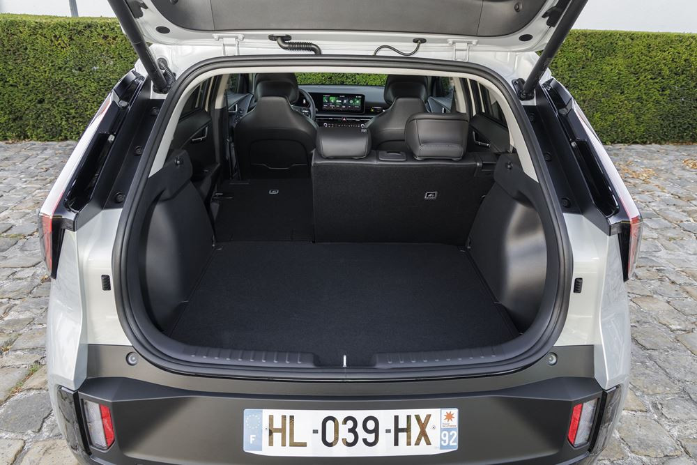 Le Kia Niro hybride doté d'une signature lumineuse verticale en approche