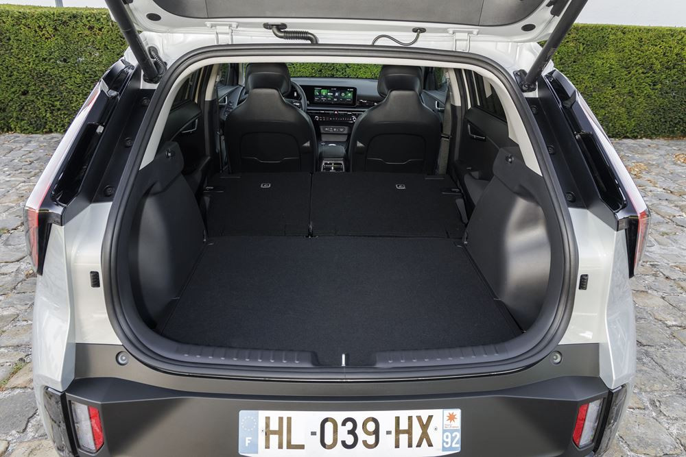 Le Kia Niro hybride doté d'une signature lumineuse verticale en approche