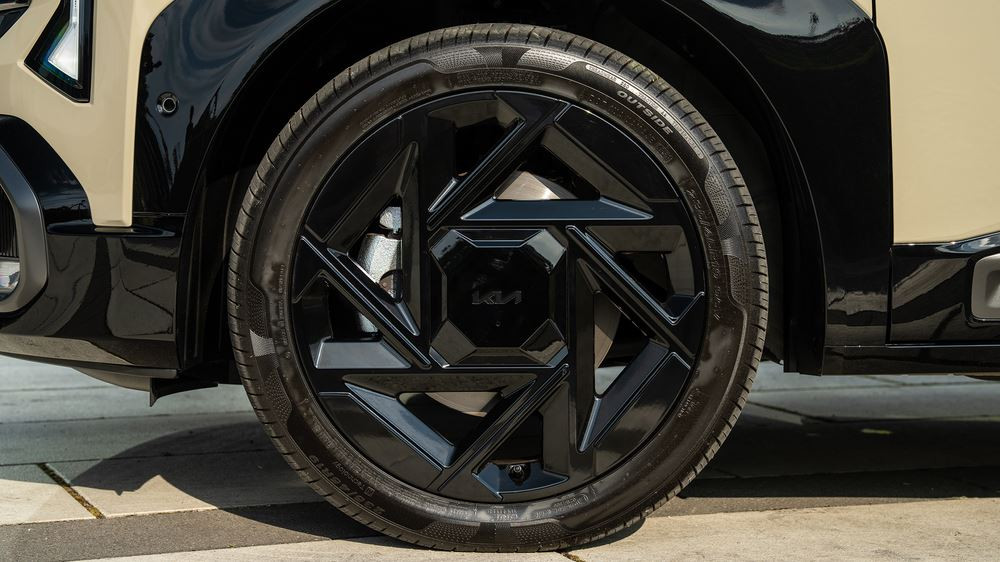 Kia Seltos : un SUV hybride de taille compacte au style robuste