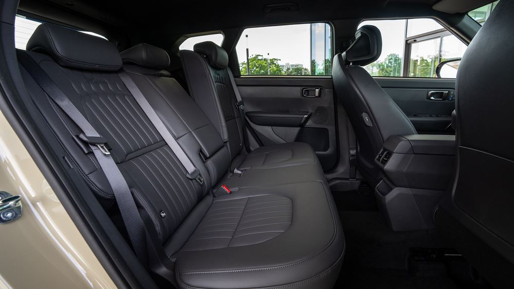 Kia Seltos : un SUV hybride de taille compacte au style robuste