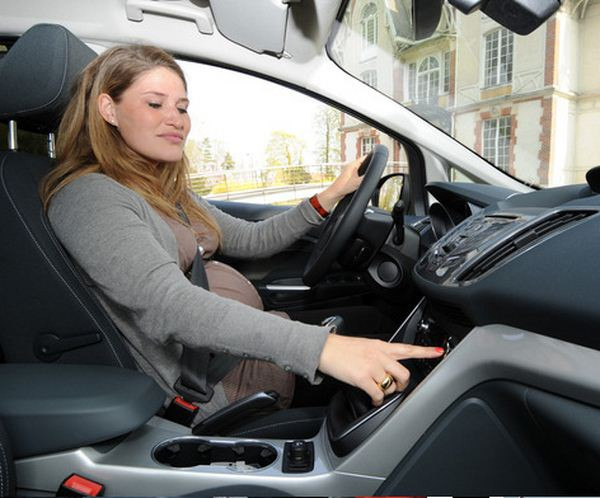 Les ingénieurs Ford se mettent dans la peau des femmes enceintes pour adapter l’ergonomie