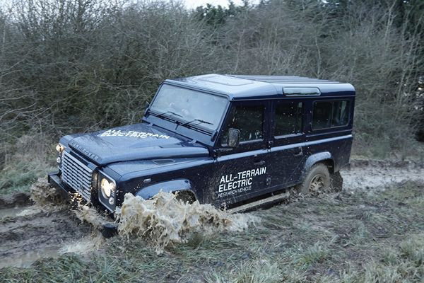 Land Rover teste un Defender électrique conservant ses capacités tout-terrain