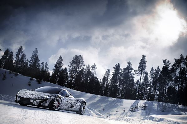 La supercar McLaren P1 en phase de test dans des conditions extrêmes