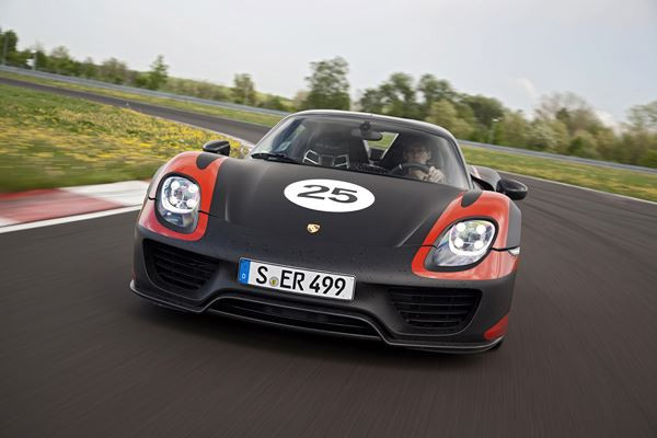 La Porsche 918 Spyder dispose d'une puissance cumulée de 887 chevaux