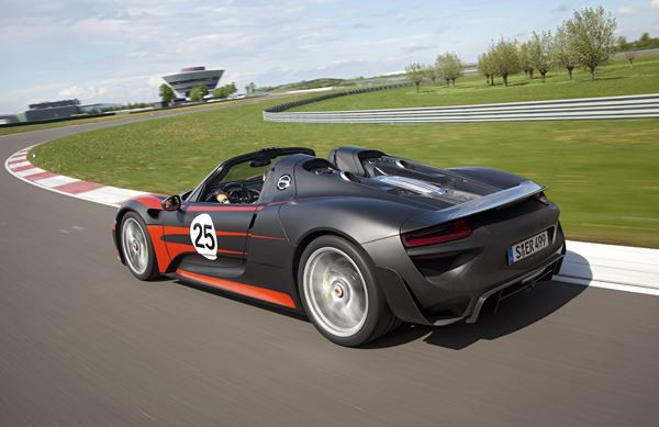 La Porsche 918 Spyder dispose d'une puissance cumulée de 887 chevaux