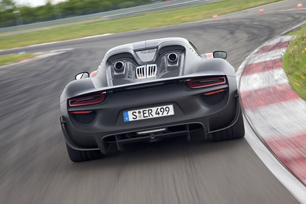 La Porsche 918 Spyder dispose d'une puissance cumulée de 887 chevaux