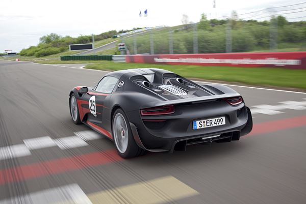 La Porsche 918 Spyder dispose d'une puissance cumulée de 887 chevaux