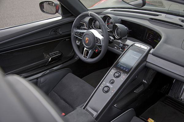 La Porsche 918 Spyder dispose d'une puissance cumulée de 887 chevaux