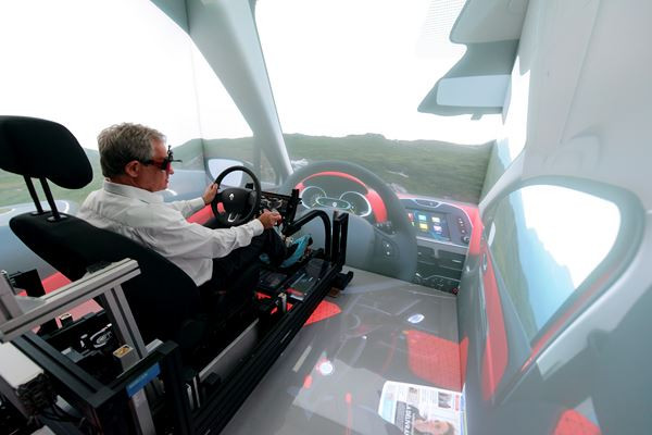 Les ingénieurs Renault testent les véhicules à l'aide d'un simulateur 3D interactif immersif