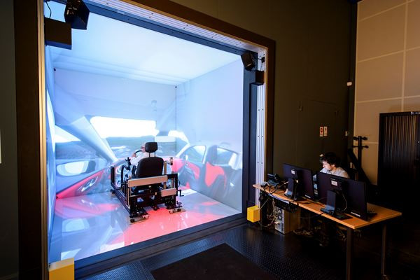 Les ingénieurs Renault testent les véhicules à l'aide d'un simulateur 3D interactif immersif