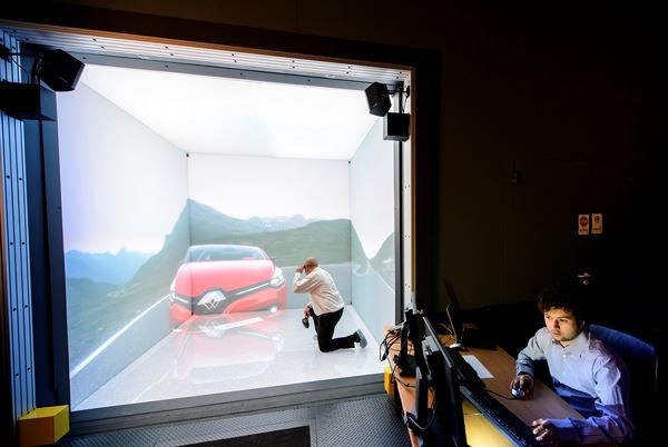 Les ingénieurs Renault testent les véhicules à l'aide d'un simulateur 3D interactif immersif