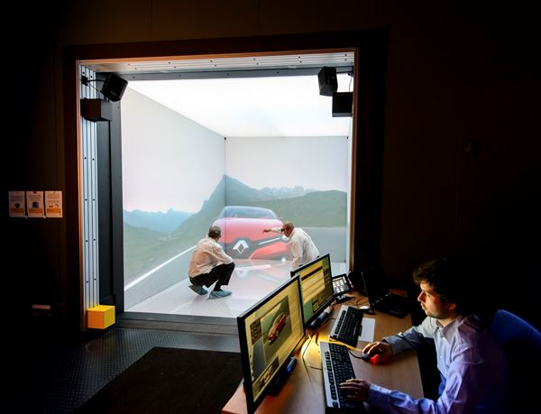 Les ingénieurs Renault testent les véhicules à l'aide d'un simulateur 3D interactif immersif